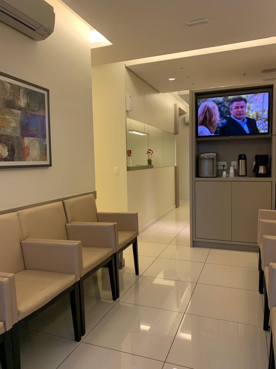 Recepção da WH Clínica de Especialidades Médicas — ambiente acolhedor e discreto